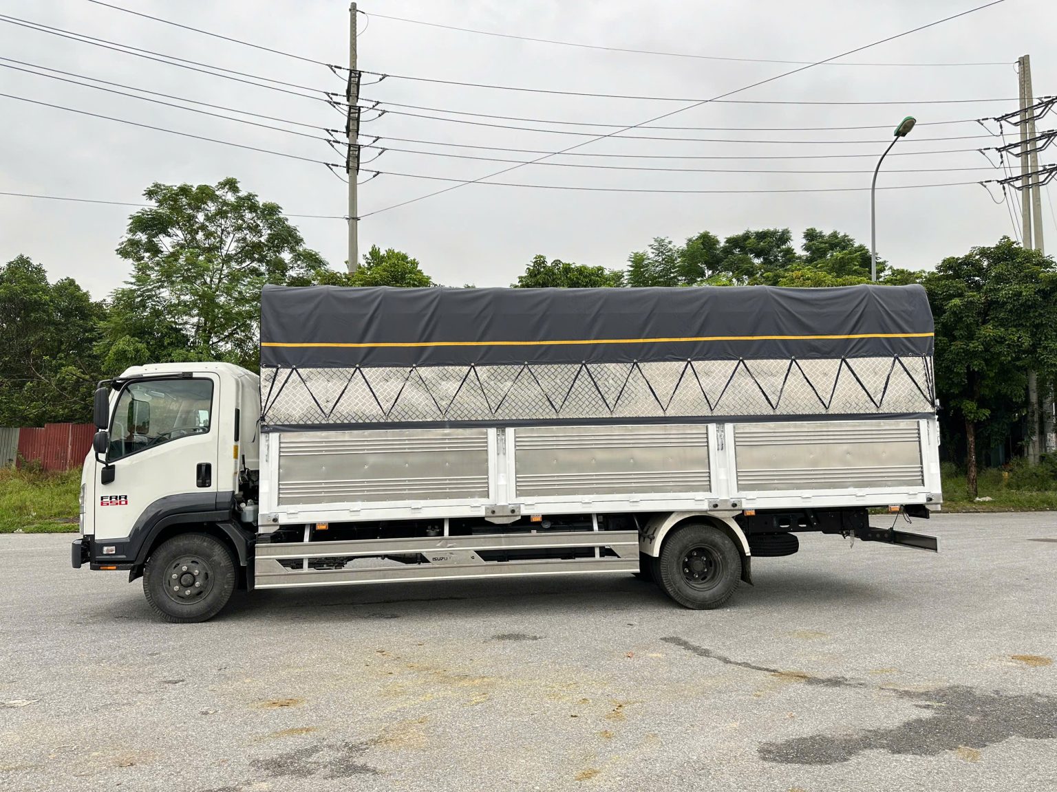Xe tải ISUZU 6.5 tấn thùng bạt – Model FRR650