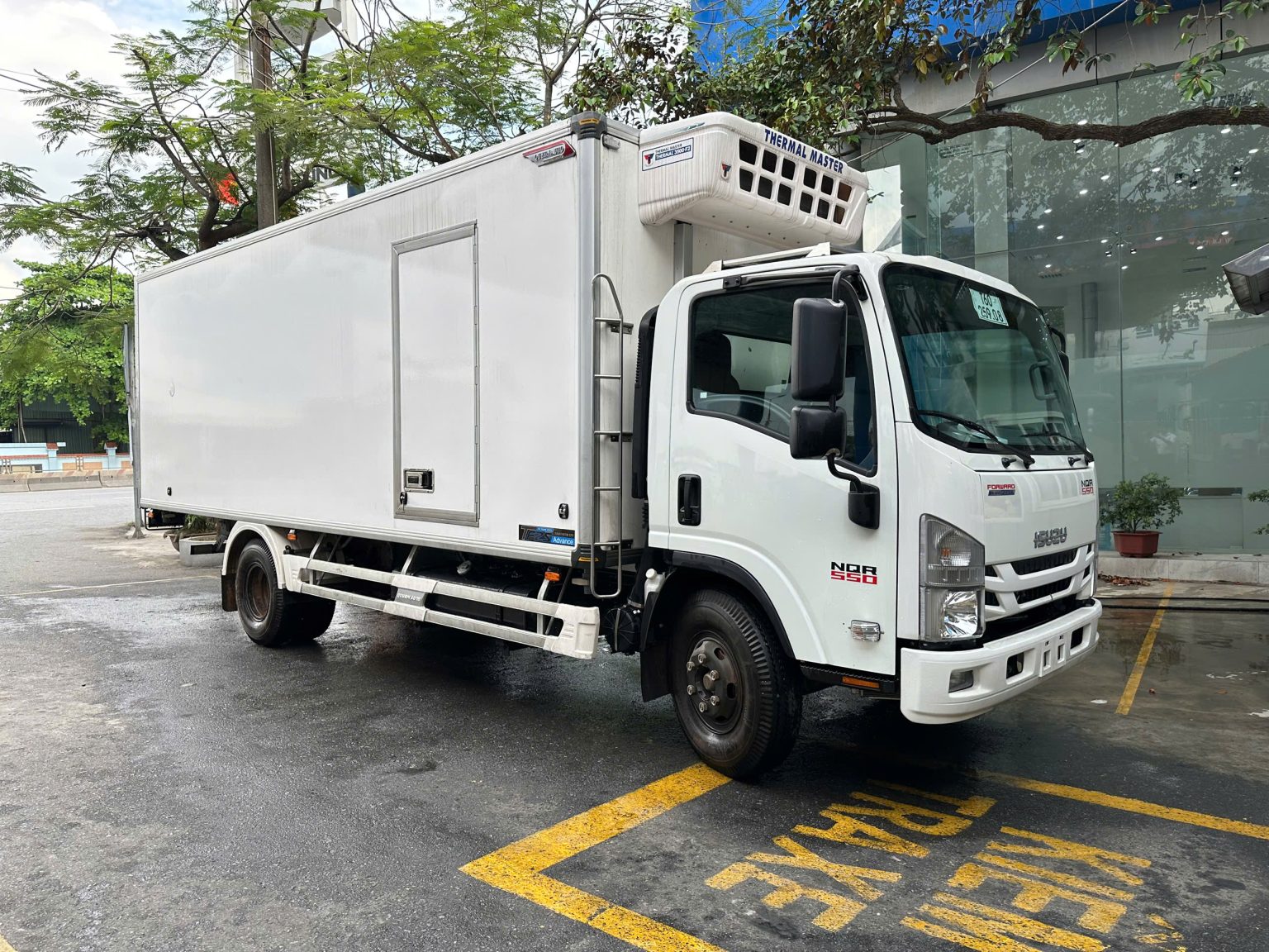 Xe tải ISUZU 5 tấn đông lạnhNQR550