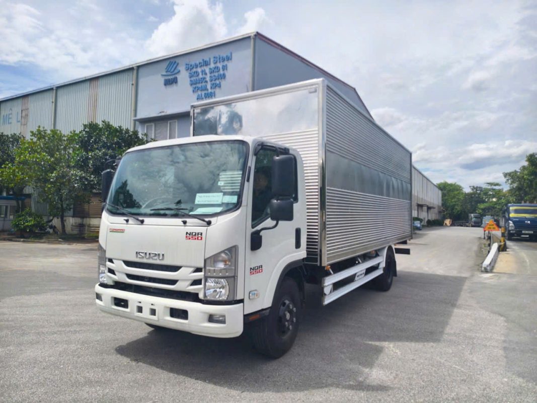 Xe Tải ISUZU NQR75ME5 5.5 Tấn Thùng Kín 04 cánh hông