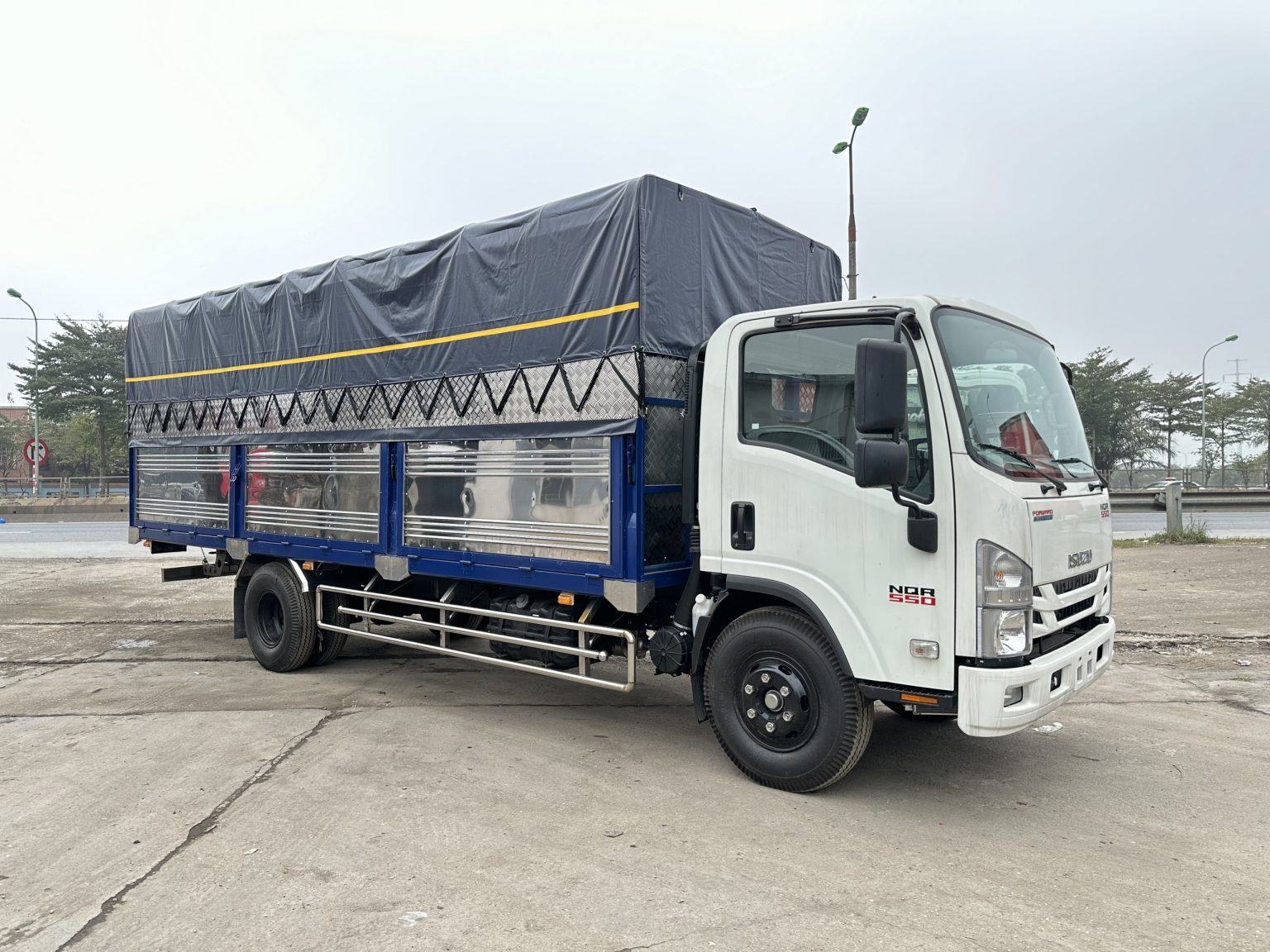 Xe tải ISUZU 5.5 tấn thùng bạt 6m2- NQR550