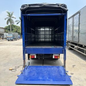Xe Tải ISUZU 2.7 Tấn QKR270 Thùng Mui Bạt Bưởng Nâng