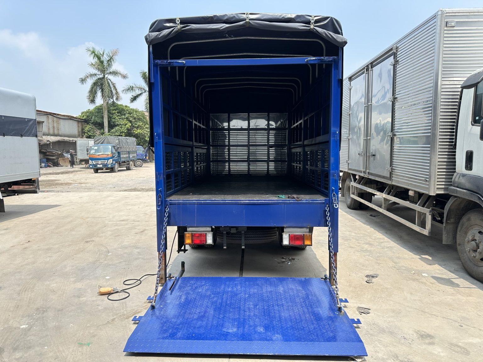 Xe Tải ISUZU 2.7 Tấn QKR270 Thùng Mui Bạt Bưởng Nâng