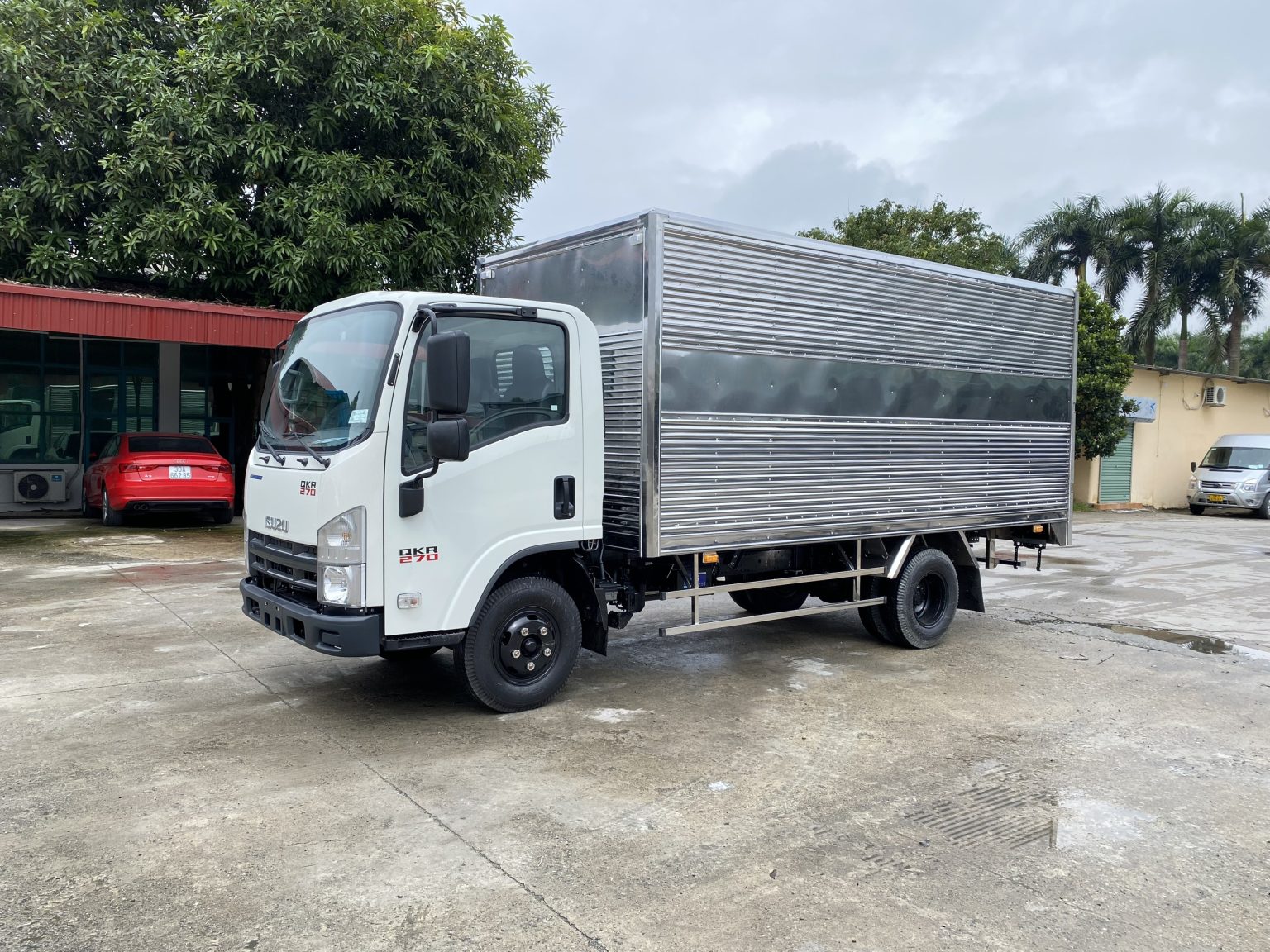 Xe Tải Isuzu QKR270 Thùng Kín 2,7 Tấn