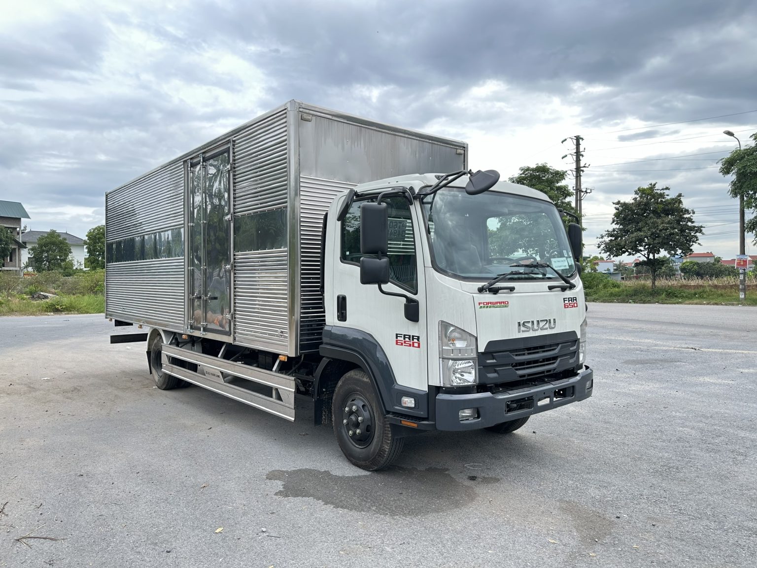 Xe tải ISUZU 6.5 tấn thùng kín – Model FRR650