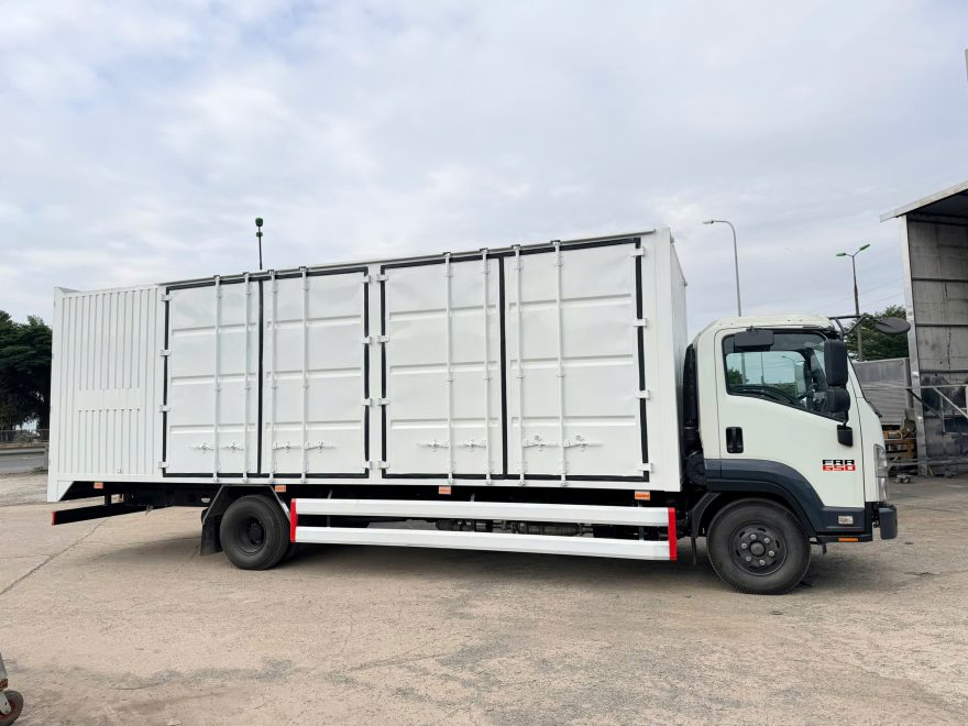 Xe tải ISUZU 6.5 tấn thùng kín mở 4 cánh hông