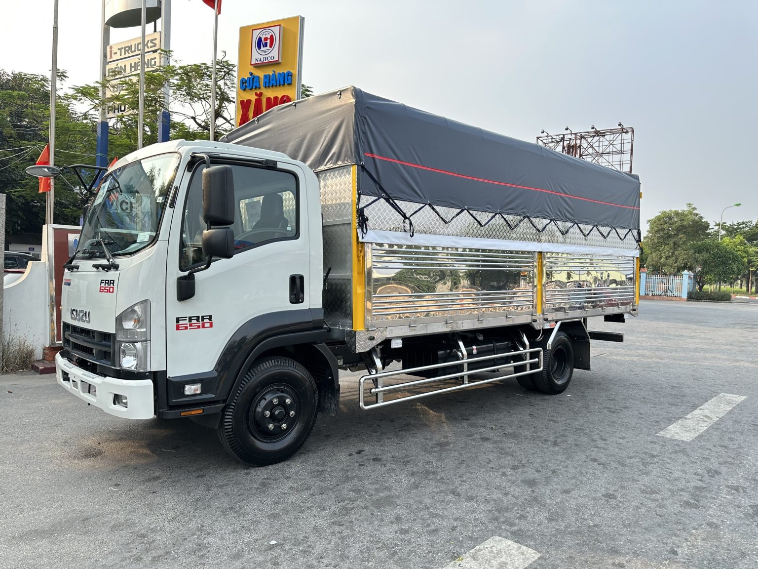 Xe tải ISUZU 6.5 tấn thùng ngắn 5m8
