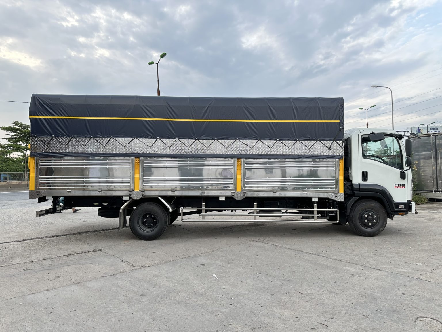 Xe tải ISUZU 6.5 tấn thùng bạt Inox FRR650