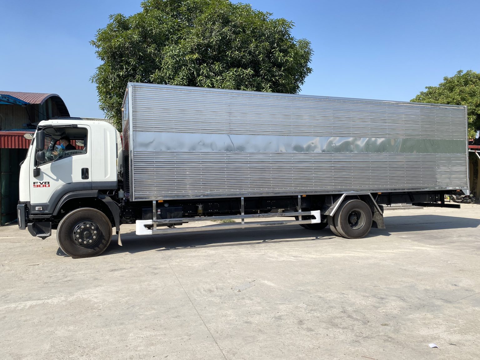 Xe tải ISUZU 8 tấn thùng Kín siêu dài 9m6