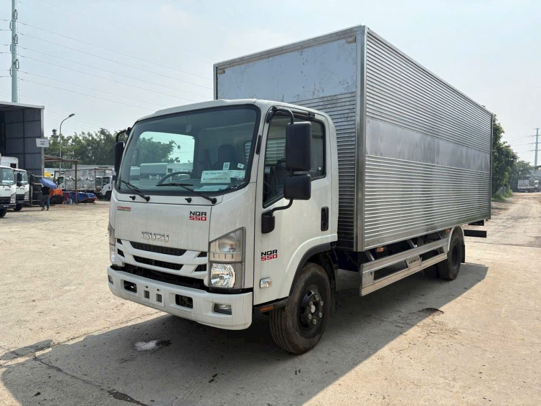 Xe tải ISUZU 5.5 tấn thùng kín 6m2- NQR550
