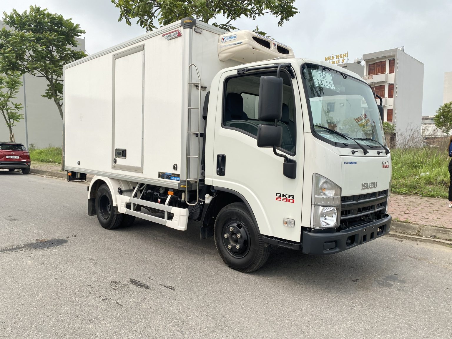 Xe tải ISUZU 2.2 tấn đông lạnh QKR230