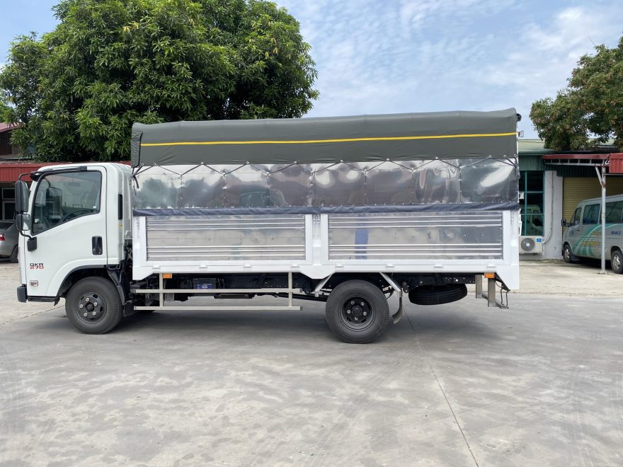 Xe Tải isuzu 2.7 Tấn Thùng Bạt QKR270