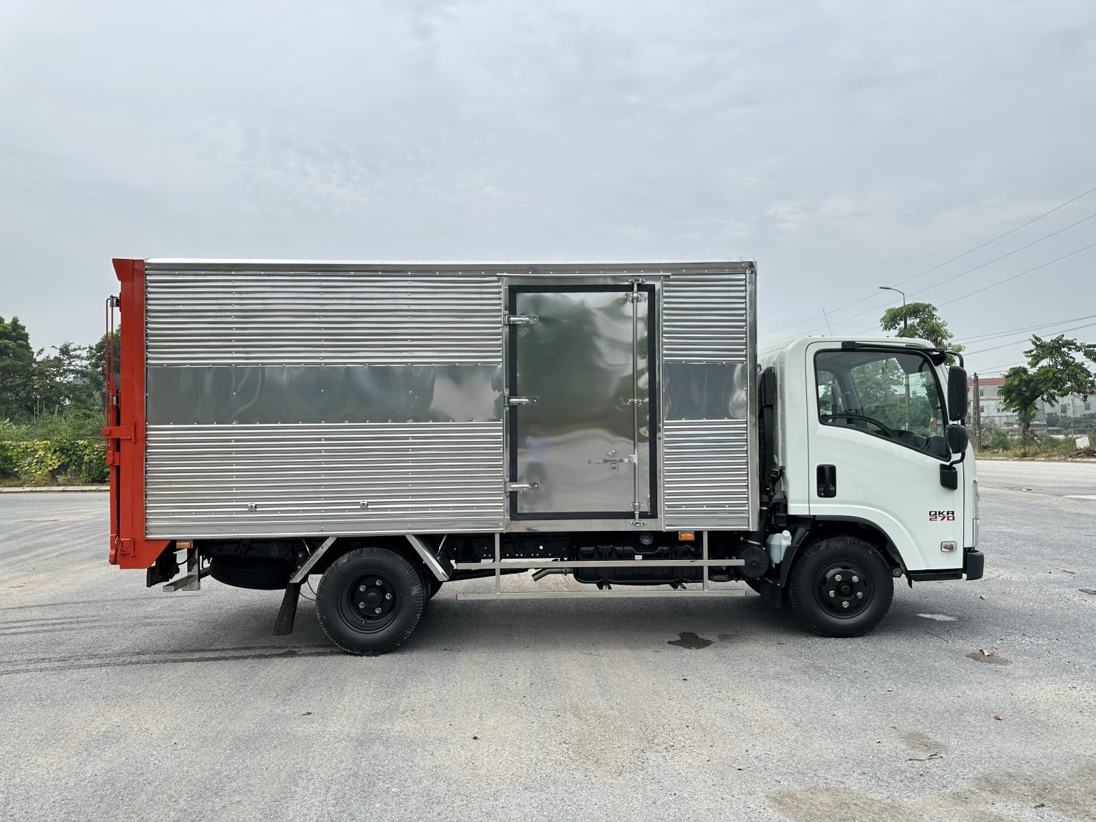 Xe Tải ISUZU 2.4 Tấn Thùng Kín Bưởng Nâng Hạ