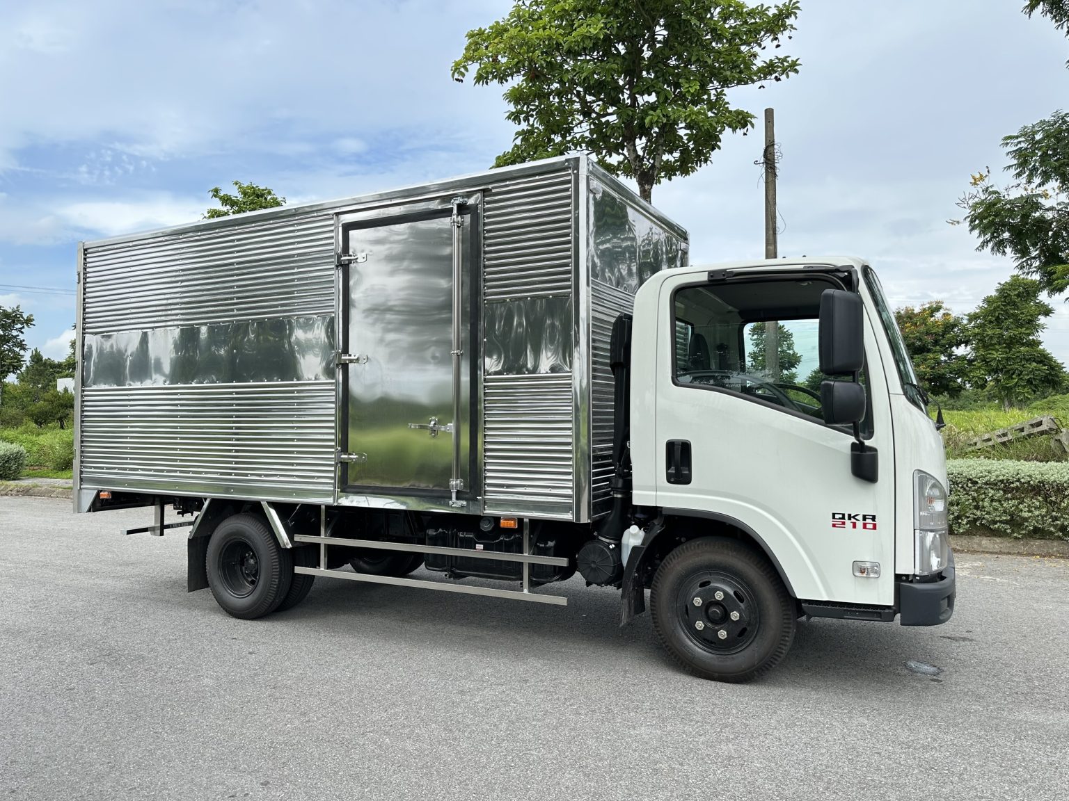 Xe Tải ISUZU 1.9 Tấn Thùng Kín QKR210